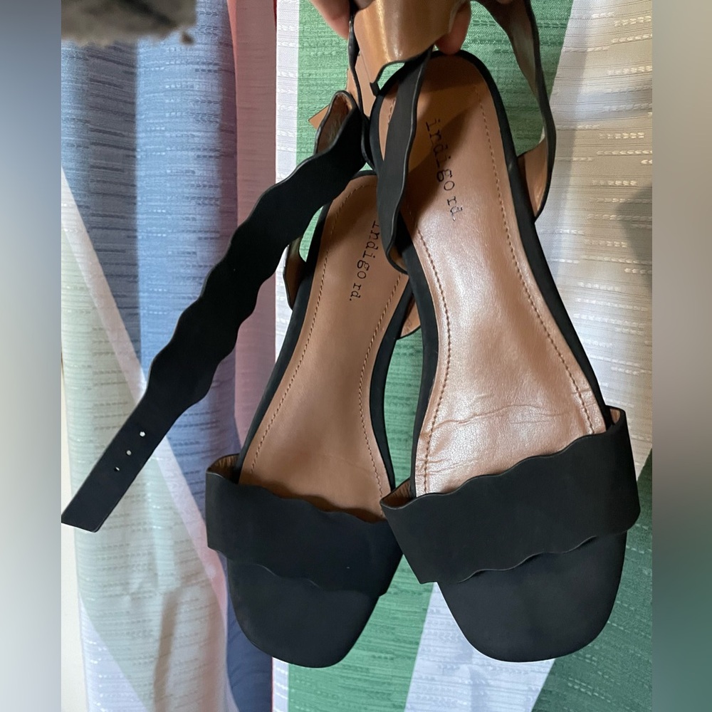 Black scallop strappy sandals
